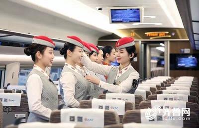 紫韻牡丹綻芳華，魯南高鐵乘務員以新裝新姿開啟禮儀服務新篇章